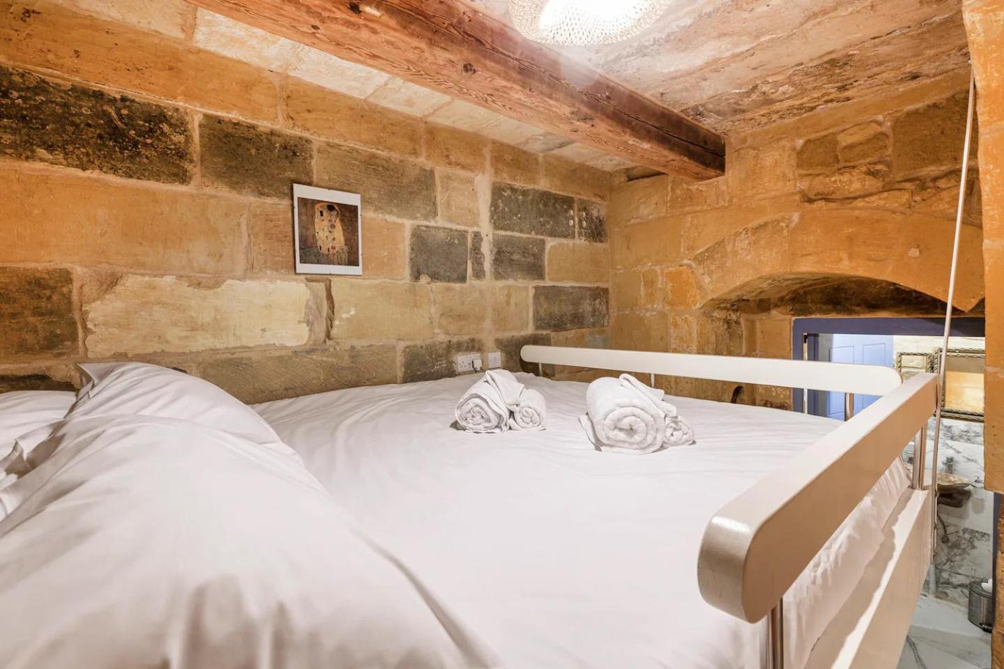 Historic Hideaways - 900 Year Old Converted Studios 维多利亚 外观 照片