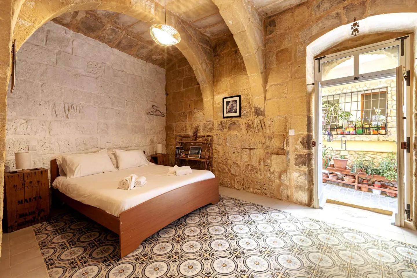 Historic Hideaways - 900 Year Old Converted Studios 维多利亚 外观 照片