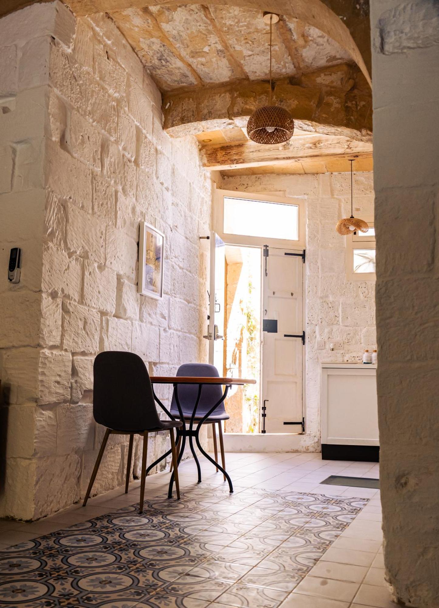 Historic Hideaways - 900 Year Old Converted Studios 维多利亚 外观 照片
