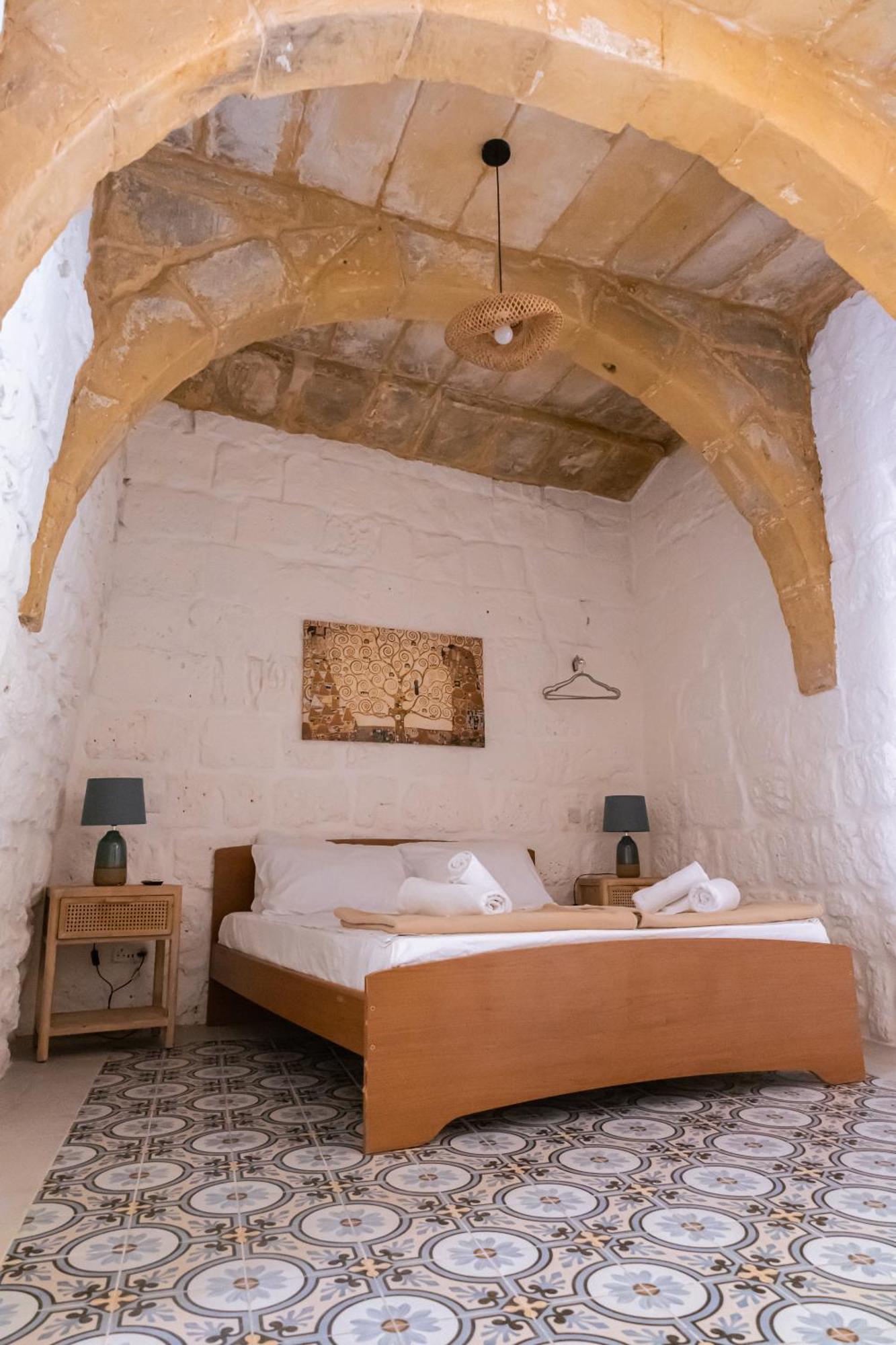 Historic Hideaways - 900 Year Old Converted Studios 维多利亚 外观 照片